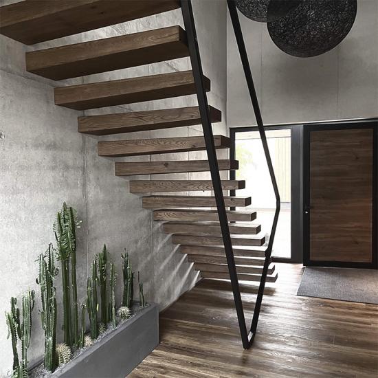 Moderne Kragarmtreppe mit Massivholzstufen und Designgeländer von KERN Stahl- und Metallbau
