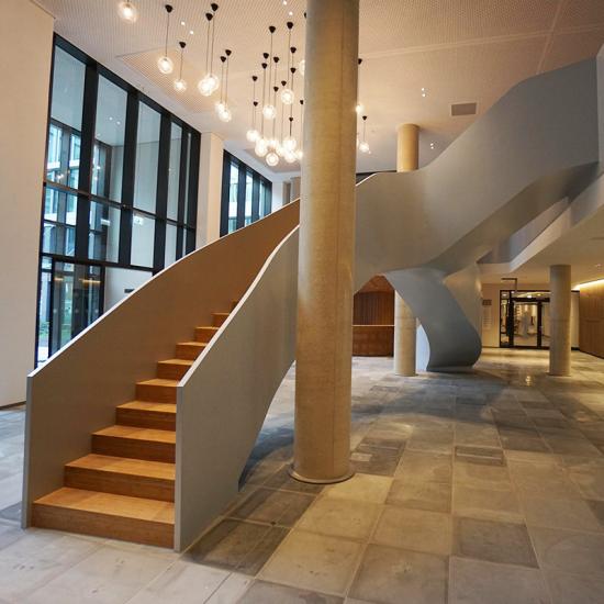 Dreiläufige Designtreppe mit Zwischenpodest von Paul Kellermann Metallbau