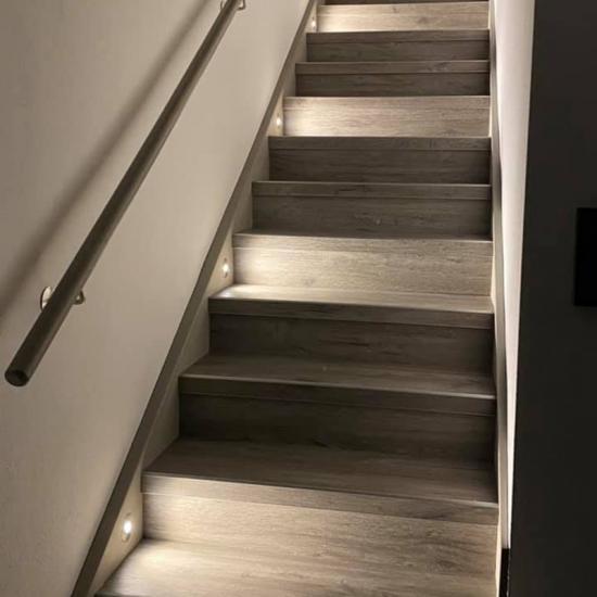 Individuelle Treppenrenovierung mit Stufenbeleuchtung von RENOVA Renovierungssysteme