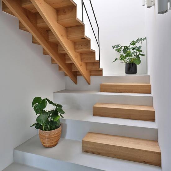 Individuelle Podesttreppe aus Holz und Beton