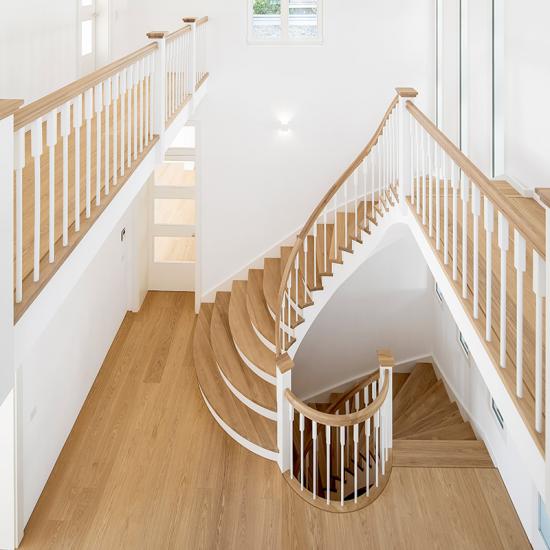 Traditionelle Holztreppe als Raumkonzept von WORTMANN Treppen