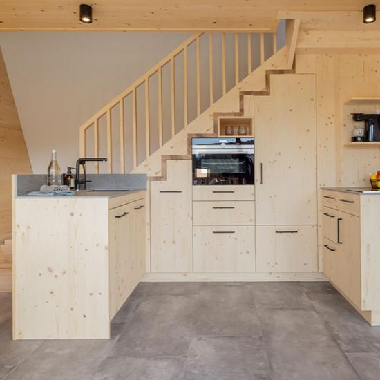 Individueller Innenausbau mit integriertem Küchenbereich in die Treppe