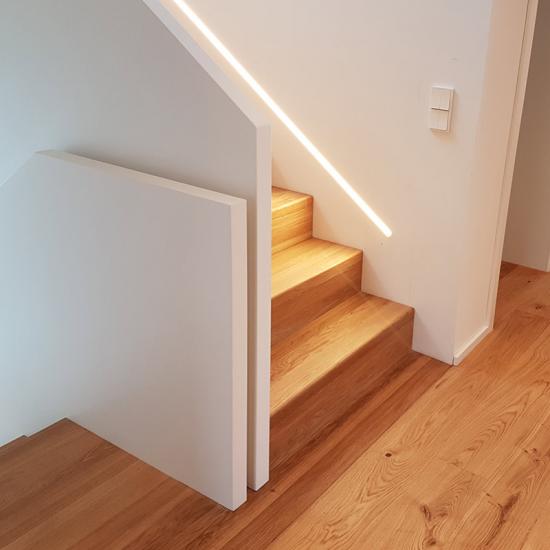 Individuelle Treppenanlage mit geschlossenem Wandscheibengeländer von Treppenbau LINKER