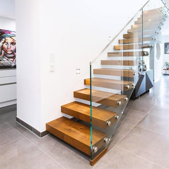 Moderne Kragarmtreppe mit Massivholzstufen und Glasgeländer von POTRYKUS Treppen-Konzepte