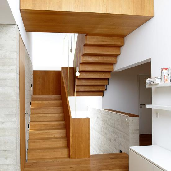 Moderne Design Treppenanlage aus Massivholz von Schreinerei GORGENECK