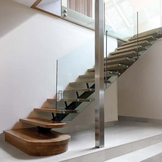 Moderne Einholmtreppe mit Glasgeländer und Antrittspodest von New Living