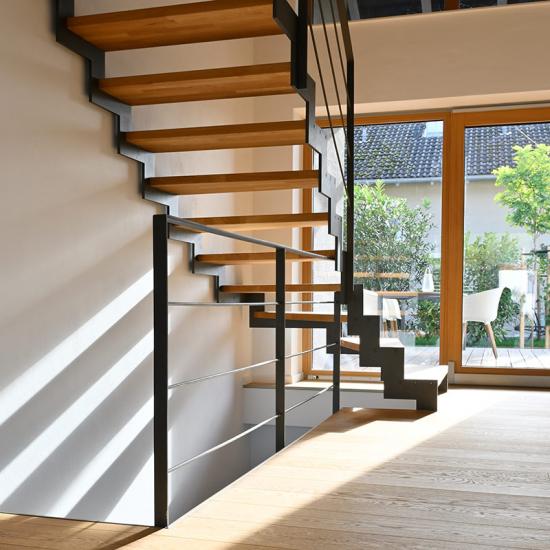 Moderne Stahl-Holz Treppe von BECKMANN Treppenmanufaktur