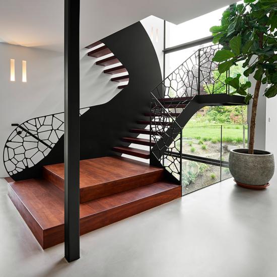 Podesttreppe aus Stahl mit Designgeländer und amerikanischen Kirschholzstufen von EeStairs DE