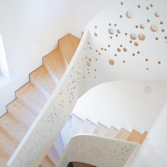 Moderne geschlossene Treppenanlage mit brüstungshohem Designgeländer