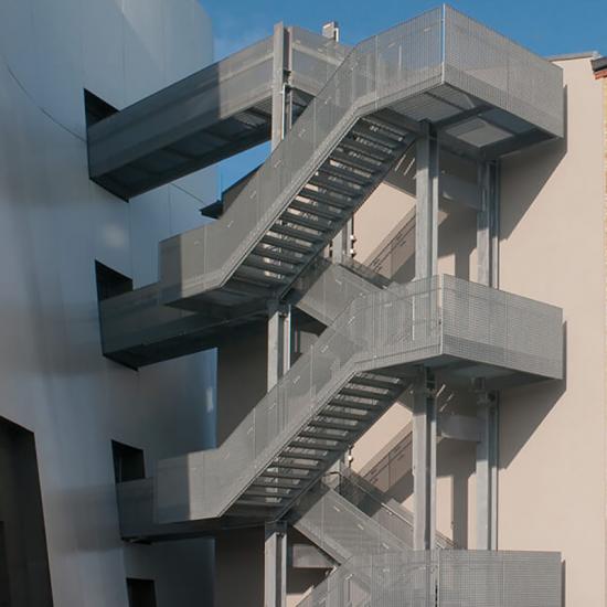 Individuelle Außentreppe mit Podestflächen von LICHTGITTER Treppen