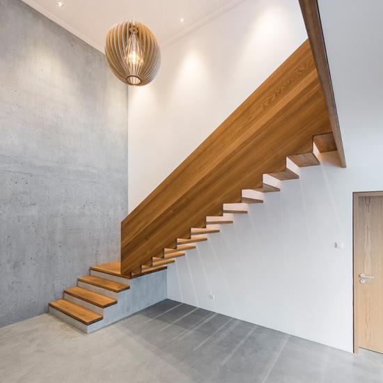 Geradlinige Designtreppe aus Holz und Beton von ALBER TREPPENSYSTEME