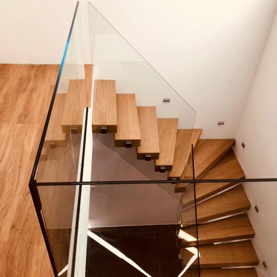 Einzigartige Kragarmtreppe mit Glasgeländer von AN Treppenbau GmbH