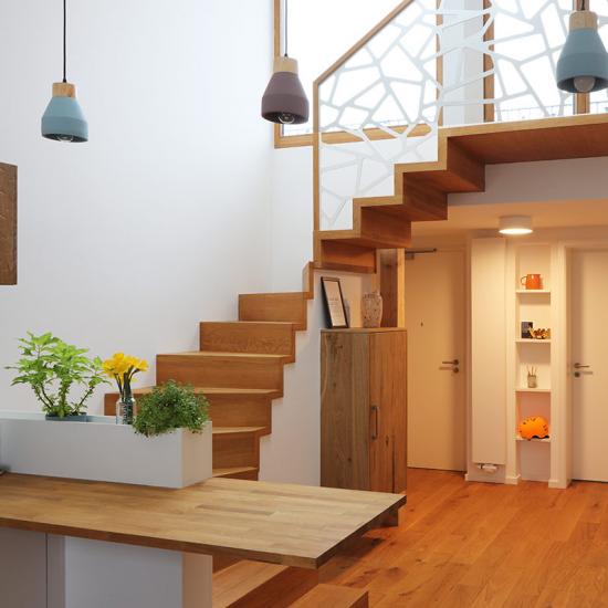 Penthouse Holztreppe mit Designgeländer