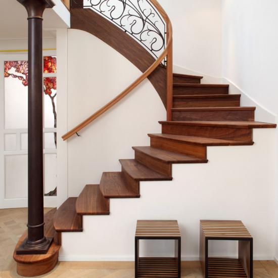 Klassisch nostalgische Treppe aus Holz