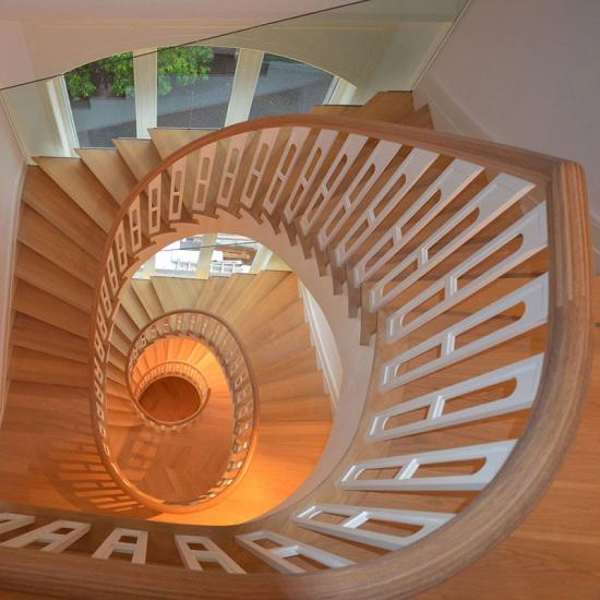 Aufgesattelte Holztreppe mit ovalem Treppenauge