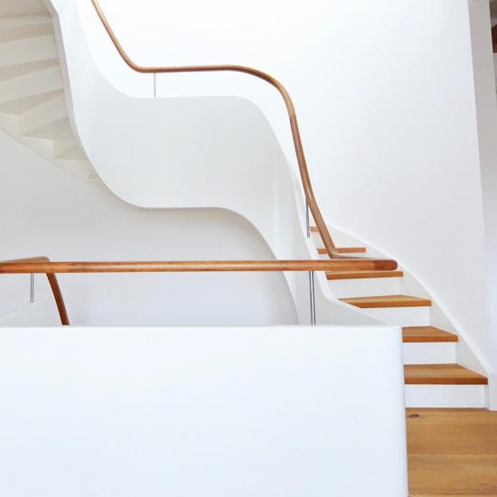 Elegante Wangentreppe mit Zwischenpodest von Treppenbau Diehl