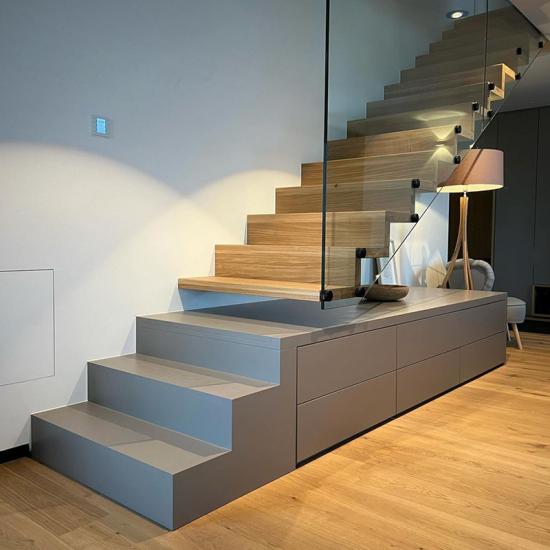 Design-Faltwerktreppe mit Unterschrank und Glasgeländer von Treppenbau Heinlein