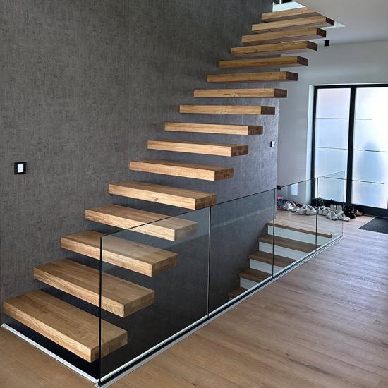 Moderne Kragarntreppe mit Brüstungsgeländer aus Glas von Treppenbau LINKER