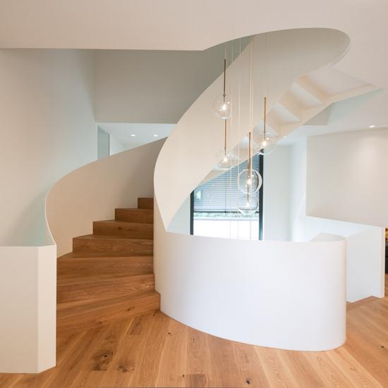 Eindrucksvolle Stahltreppe mit Eichenholzstufen von Wunsch - Treppen