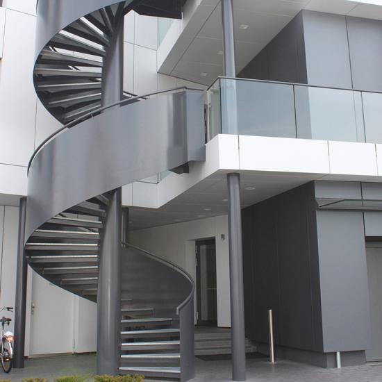 Design-Spindeltreppe für den Außenbereich mit brüstungshohem Geländer von BELLE AG