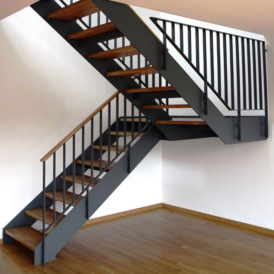 Individuelle Stahl-Holz Treppe mit Zwischenpodest