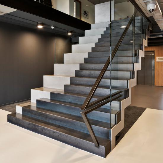 Innovative Stahltreppe mit kombinierter Stufenbeschichtung in Betonoptik von EeStairs DE