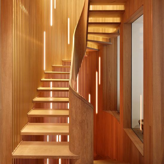 Beleuchtete Designtreppe aus Massivholz von Schmidmayer Treppenbau