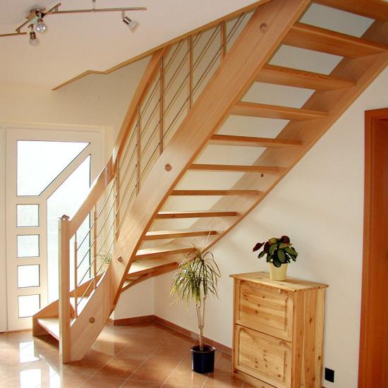 Klassische Holztreppe im Eingangsbereich