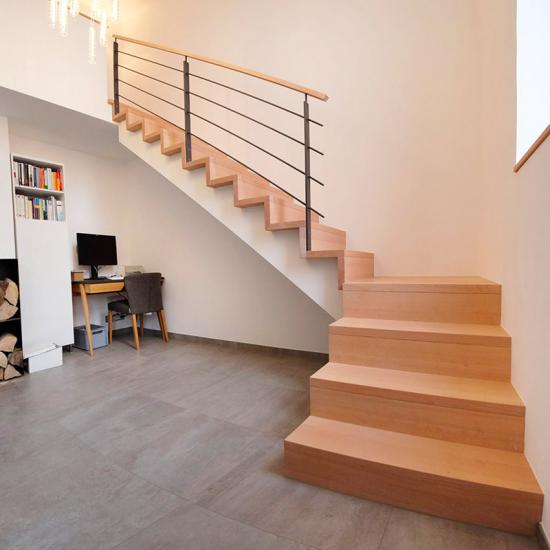 Aufgesattelte Treppe in Faltwerkoptik von Hildner Treppen- und Holzbau