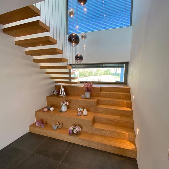 Innovative Podest- und Kragarmtreppe aus geöltem Eichenholz von Treppenbau JOHN