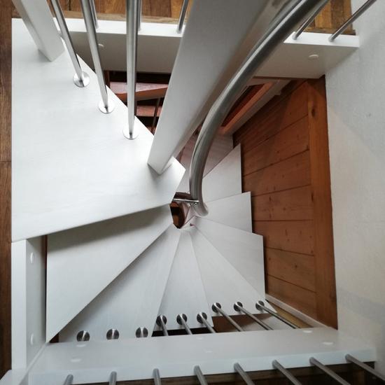 Die KENNGOTT - 1 qm-Treppe besteht aus Longlife-Stufen in „white line“ von KRALLER Ihr Treppenspezialist