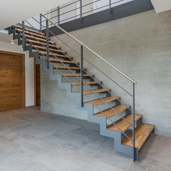 Flachstahl-Designtreppe mit Massivholzstufen von STADLER Treppen