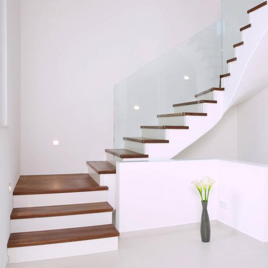 Moderne Betontreppe mit Holzstufen und Glasgeländer von NIEDERLÖHNER Treppenbau