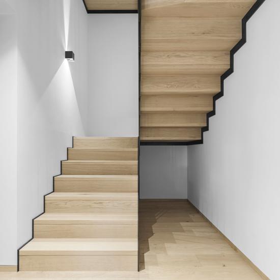 Designtreppe mit Wangen aus Schwarzstahl und Massivholzstufen in Eiche von REICHHALTER Treppen