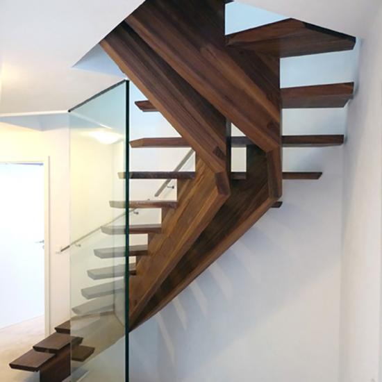 Extravagante Designtreppe aus Holz von ALIGNUM - MÖBELBAU
