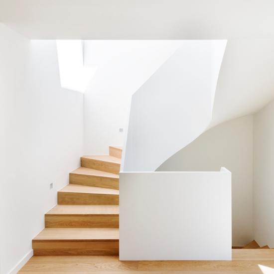 Moderne Designtreppe mit Holzstufen