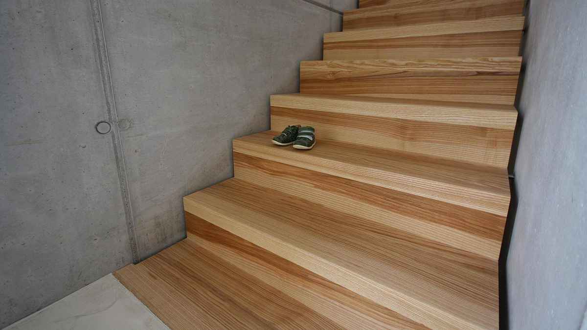 Moderne Designtreppe aus Holz von FRIEDRICH Treppenbau