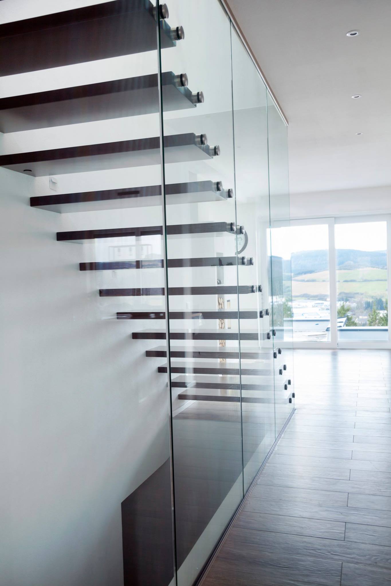 Exklusive Kragarmtreppe mit Echtglasgeländer von ETS Treppenbau und Schreinerei GmbH
