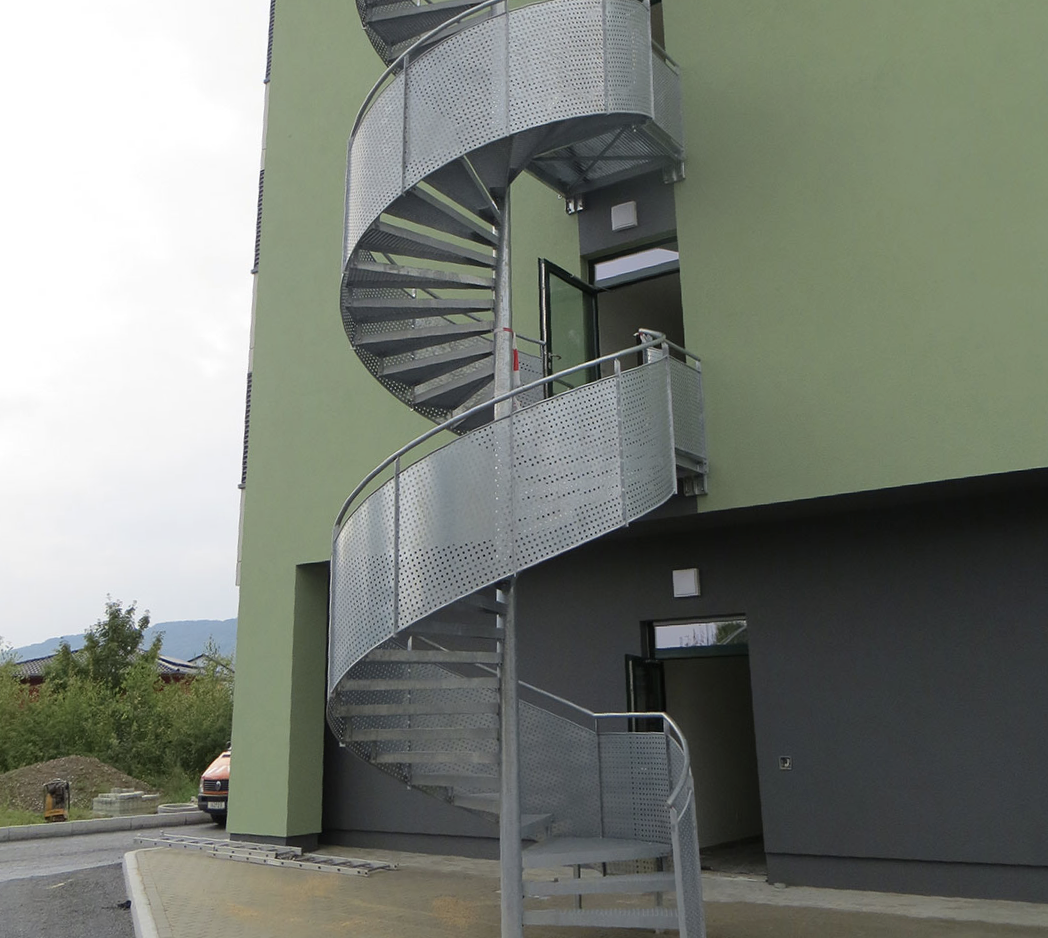 Außentreppe als Fluchttreppe in verzinktem Stahl von TREPPEN-PARTNER®