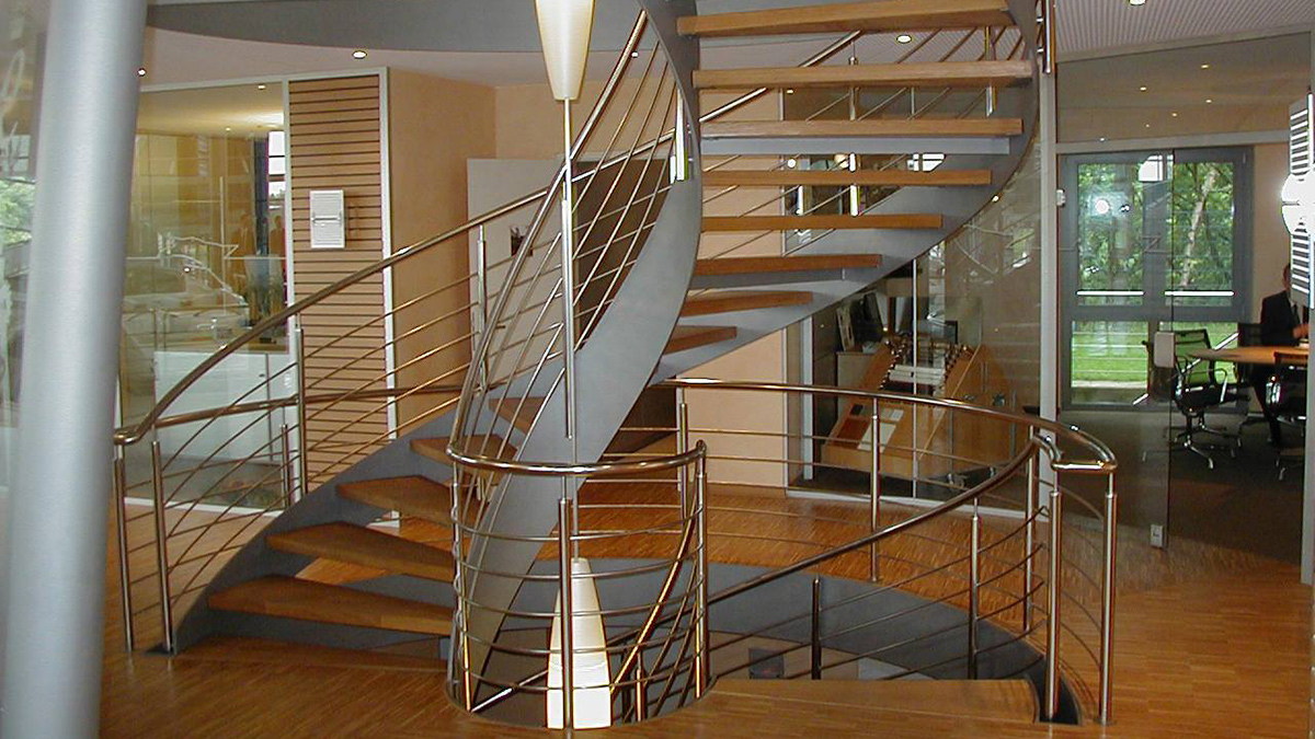 Wendeltreppe mit Stahlwangen und Massivholzstufen von Treppenstudio RAUCH