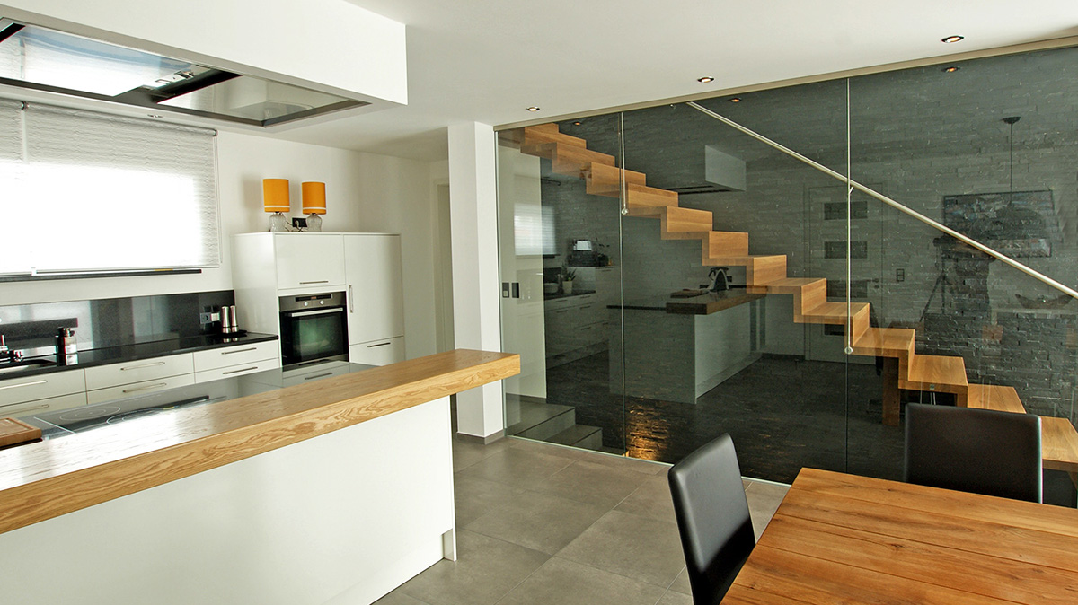 Moderne Holztreppe mit Glaswand von treppen arte®