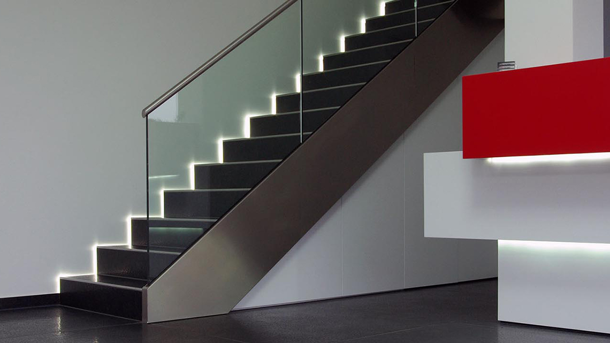 Designtreppe aus Metall und Glas von AKZENTE Treppen