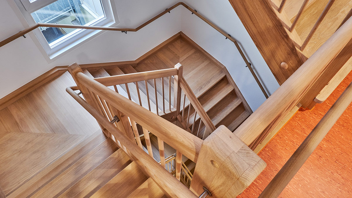 Podesttreppe in handwerklicher Maßarbeit von Hildner Treppen- und Holzbau
