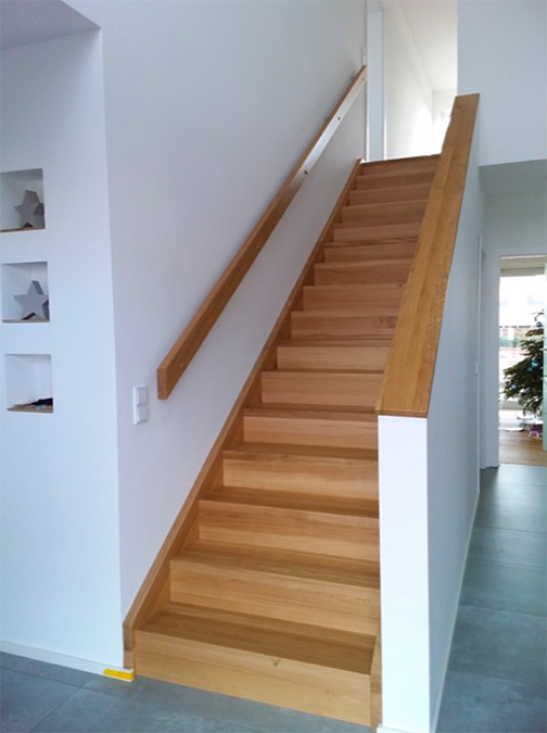 Moderne Treppenanlage mit Wandscheibengeländer von Holz 