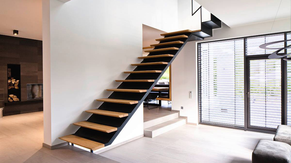 Ausdrucksstarke Designtreppe aus Holz und Stahl von Schreinerei Kuhaupt