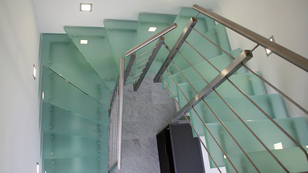 Moderne Glastreppe mit Edelstahlhandlauf von Lindner Metall