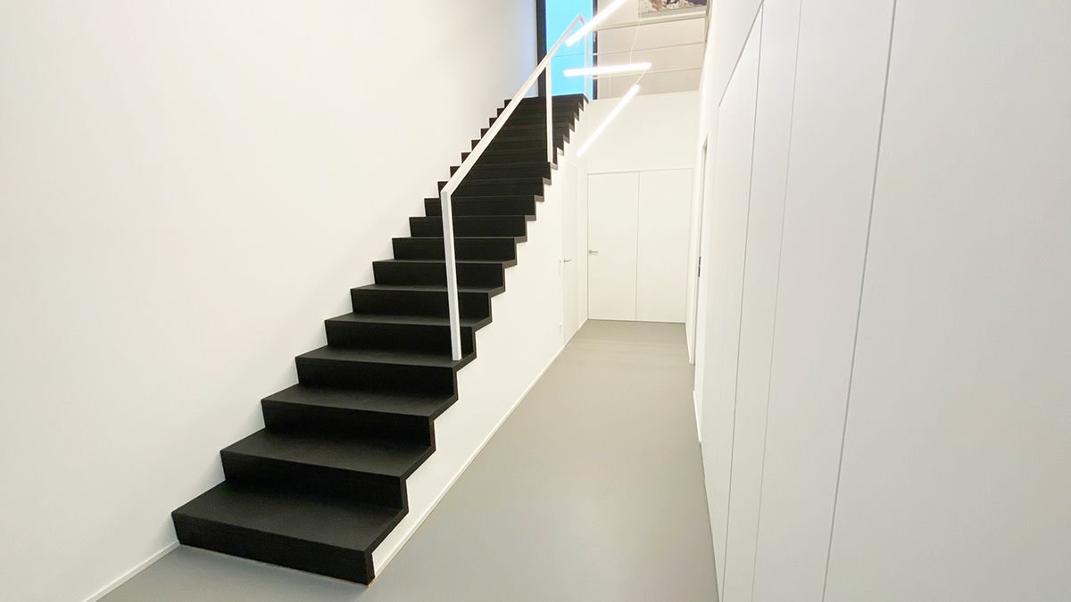 Faltwerktreppe mit schwarz gebeizten Stufen von REICHHALTER Treppen