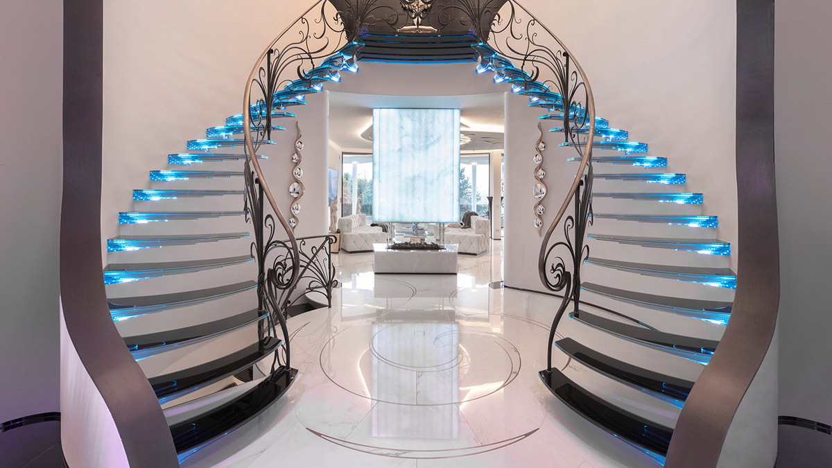 Extravagante Glastreppe mit geschmiedetem Geländer von Siller Treppen