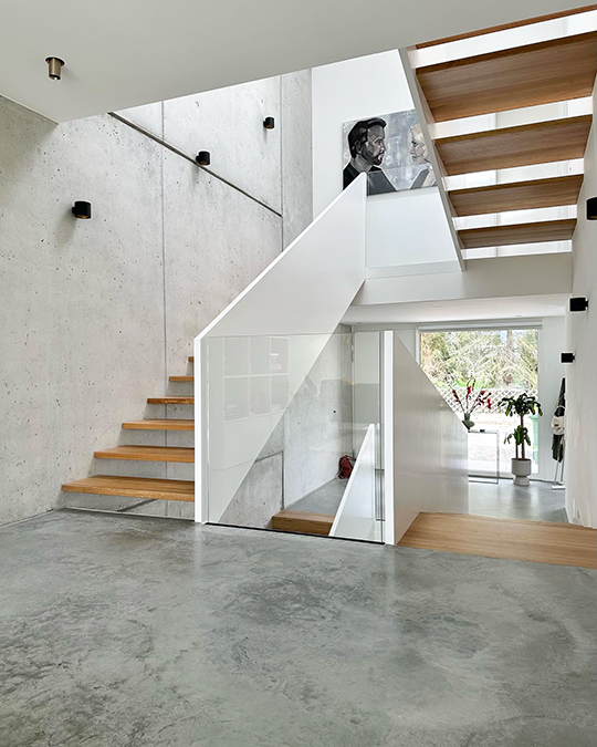 Moderne Treppenanlage mit brüstungshohem Geländer von ballert Holzmanufaktur