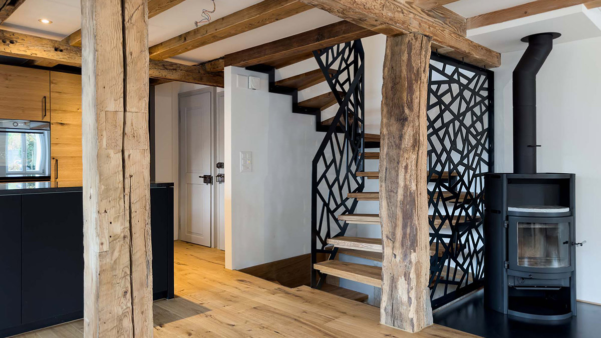 Individuelle Stahl-Holz Treppe mit Designgeländer von ISLER Treppenbau